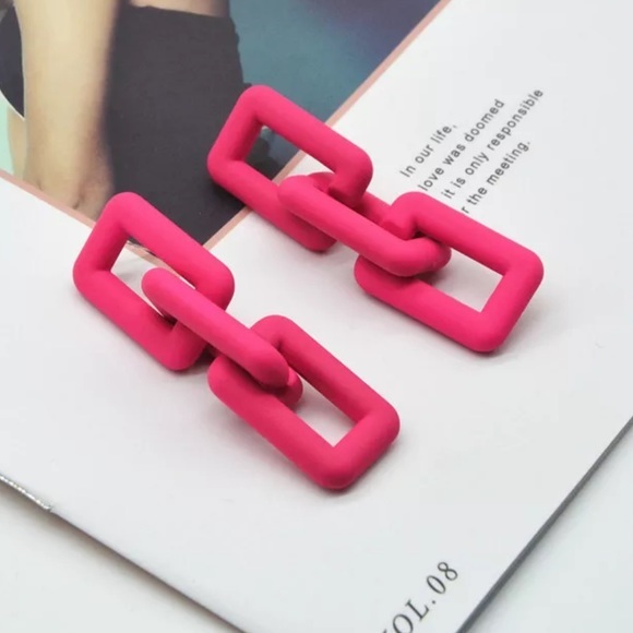 New Acrylic Chain Link look Fuchsia or Hot Pink, Post or Stud Earrings. - Picture 3 of 6